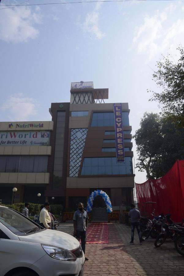 Hotel Le Cypress Bareilly Exterior foto